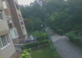 Bakırköy'de ikinci kata tırmanan hırsızlar kamerada