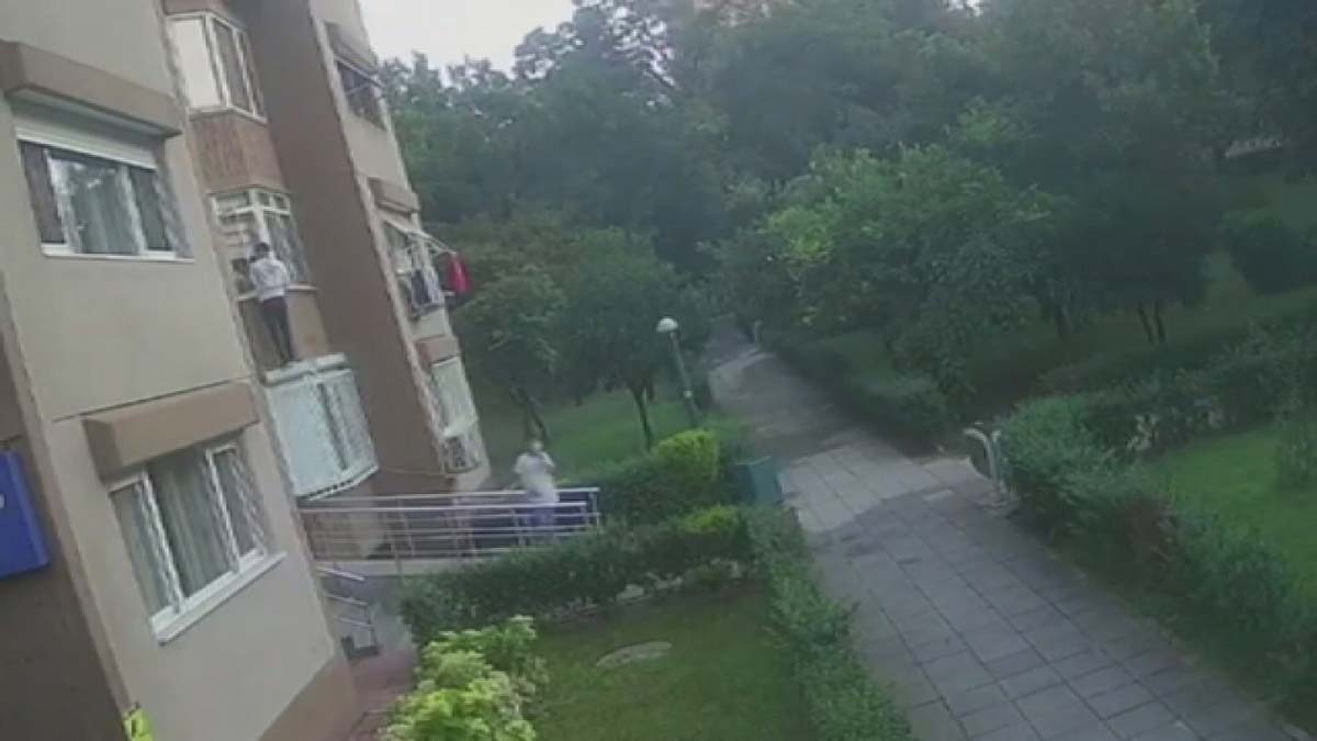 Bakırköy'de ikinci kata tırmanan hırsızlar kamerada