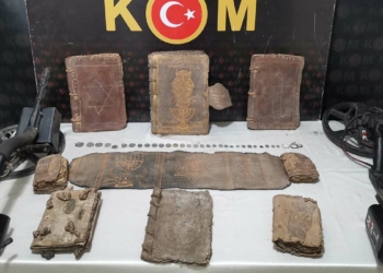 Bandırma'da İbranice yazılı dini kitap ele geçirildi
