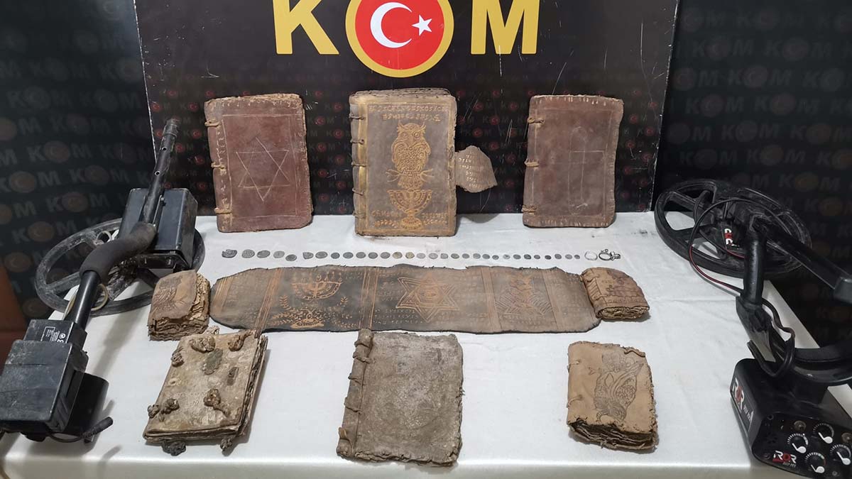 Bandırma'da İbranice yazılı dini kitap ele geçirildi