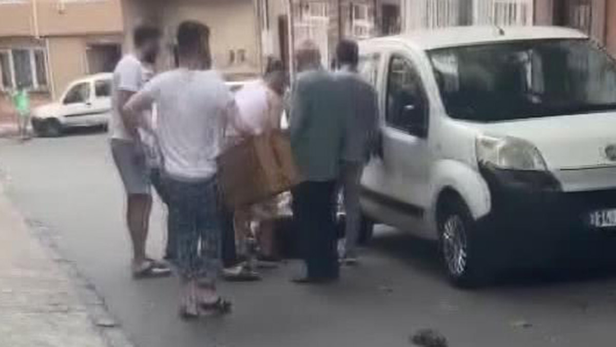 Bayrampaşa'da araçlara zarar veren kişiye dayak