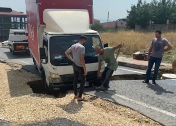 Beylikdüzü'nde çöken yola kamyonet düştü