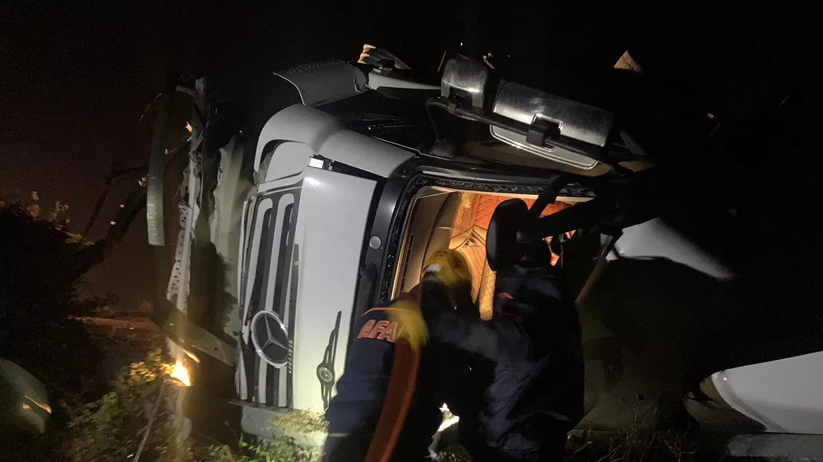 Bilecik'te yan yatan tir'ın şoförü yaralandı