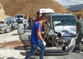 Bitlis'te iki araç kafa kafaya çarpı: 5 yaralı
