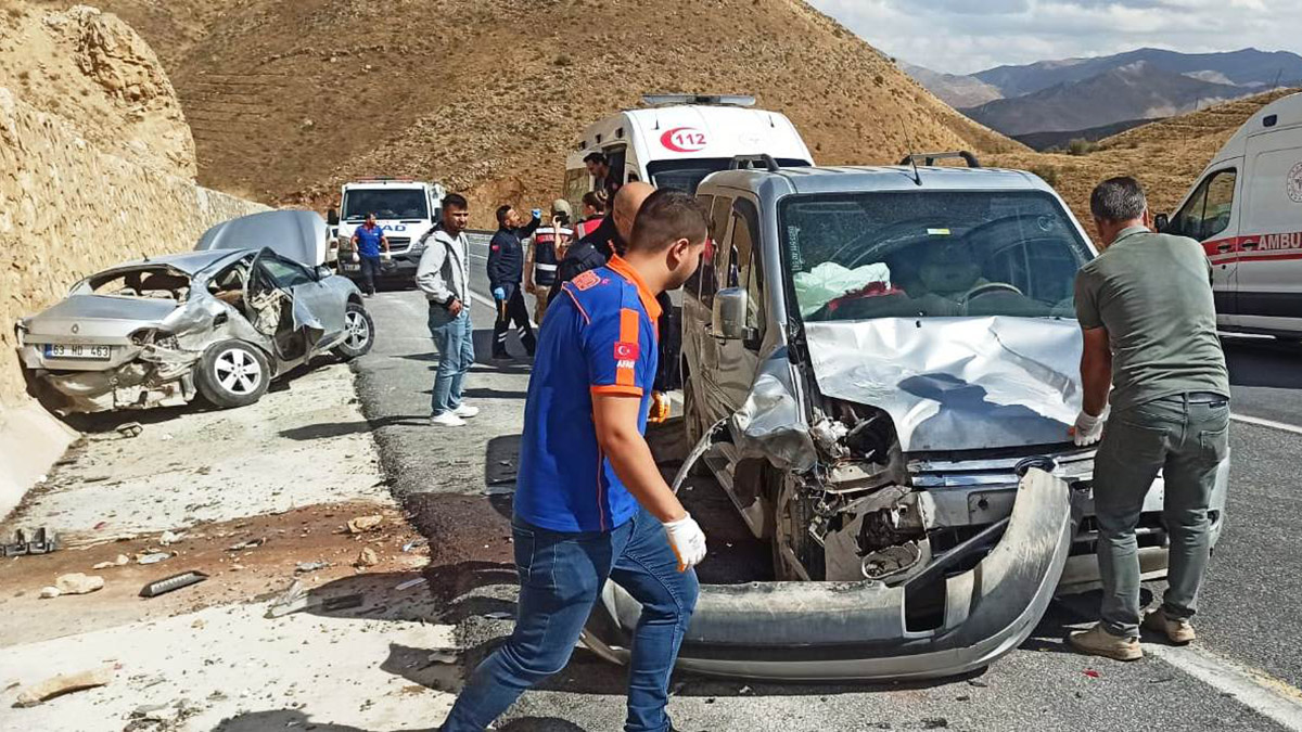 Bitlis'te iki araç kafa kafaya çarpı: 5 yaralı
