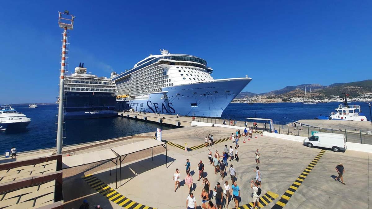 Bodrum'a 2 kruvaziyer ile 5 bin 316 turist geldi