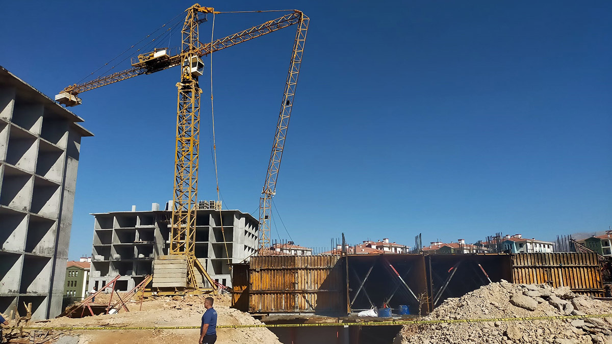 Bomu işçilerin üzerinde düştü: 2 ölü, 2 yaralı