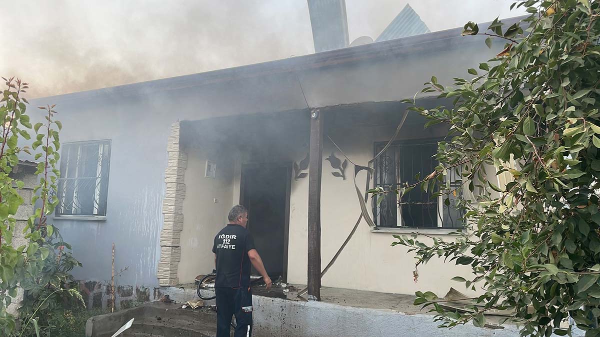 Boşanma aşamasındaki kocasının evini yaktı