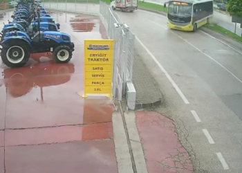 Bursa'da halk otobüsü refüjü aşıp yoldan çıktı
