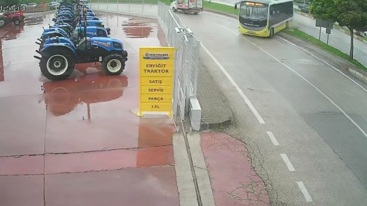 Bursa'da halk otobüsü refüjü aşıp yoldan çıktı