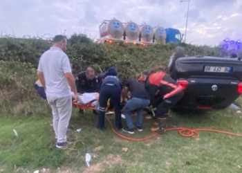 Bursa'da, ters dönen otomobilde 3 kişi yaralandı