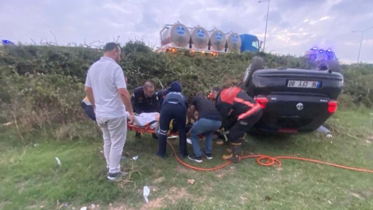 Bursa’da, ters dönen otomobilde 3 kişi yaralandı