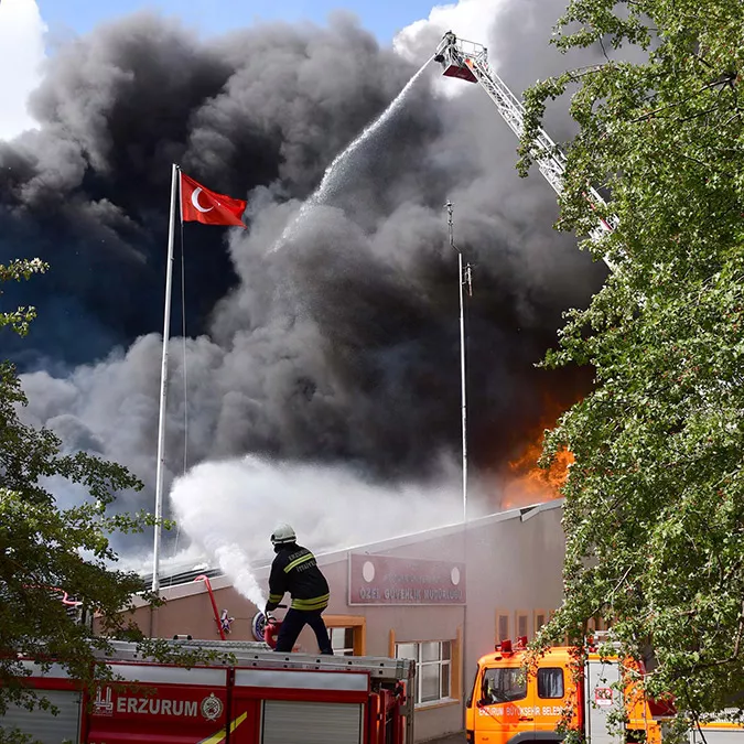 Canlari pahasina turk bayragini yanmaktan kurtardilar 1 - öne çıkan - haberton