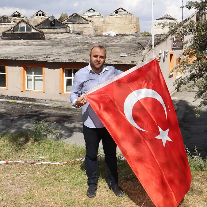 Canlari pahasina turk bayragini yanmaktan kurtardilar 2 - öne çıkan - haberton