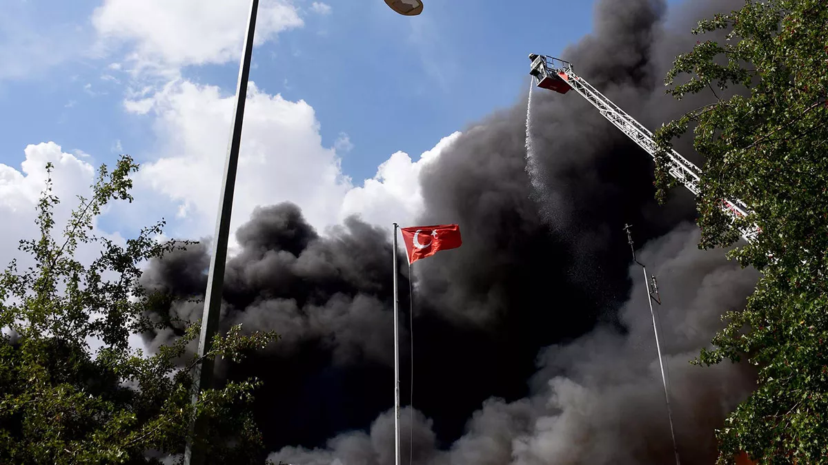 Canları pahasına türk bayrağını yanmaktan kurtardılar