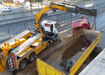 Çevre yoluna düşen hafriyat yüklü TIR kaldırıldı 