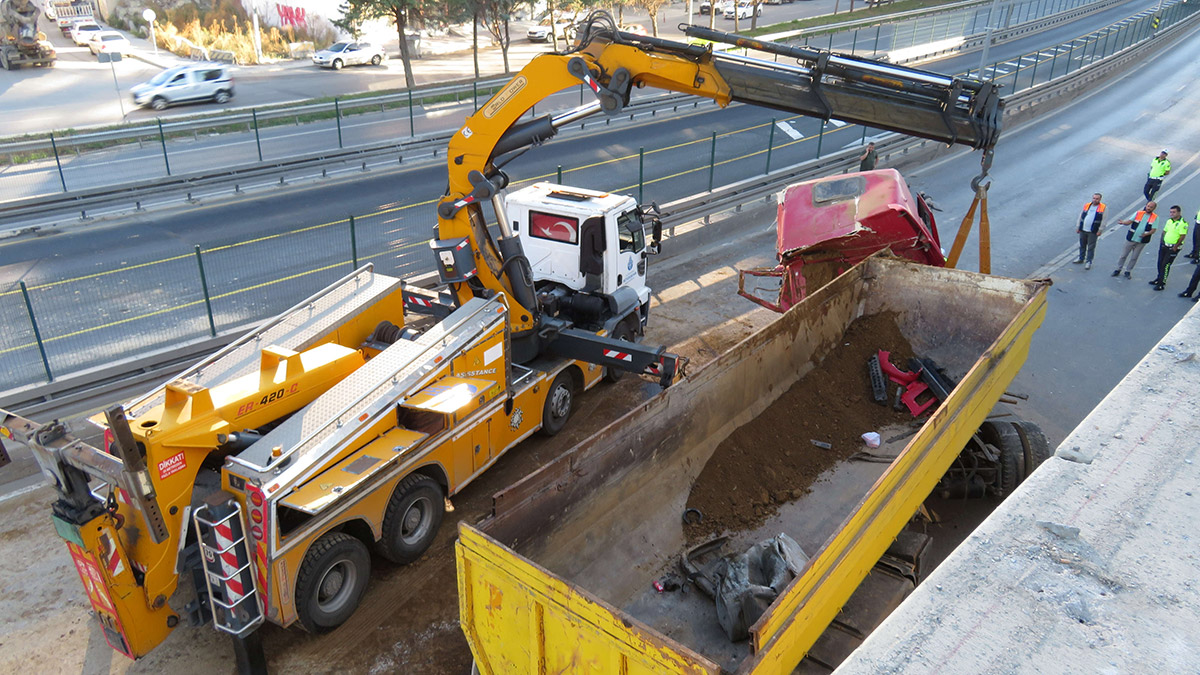 Çevre yoluna düşen hafriyat yüklü TIR kaldırıldı 