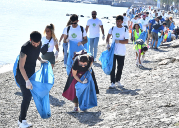 Çevrecilerden İnciraltı Kent Ormanı'nda temizlik