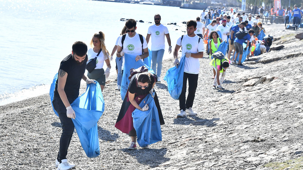 Çevrecilerden İnciraltı Kent Ormanı'nda temizlik