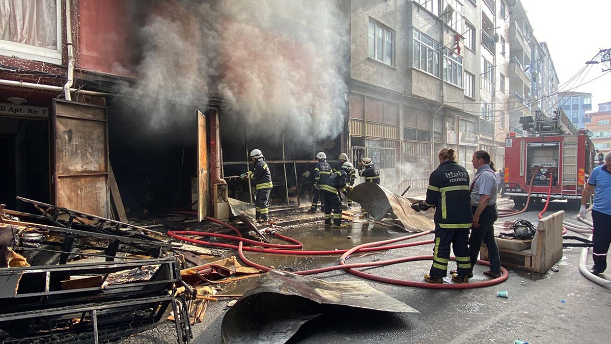 Çorlu'da ikinci el eşya deposunda yangın