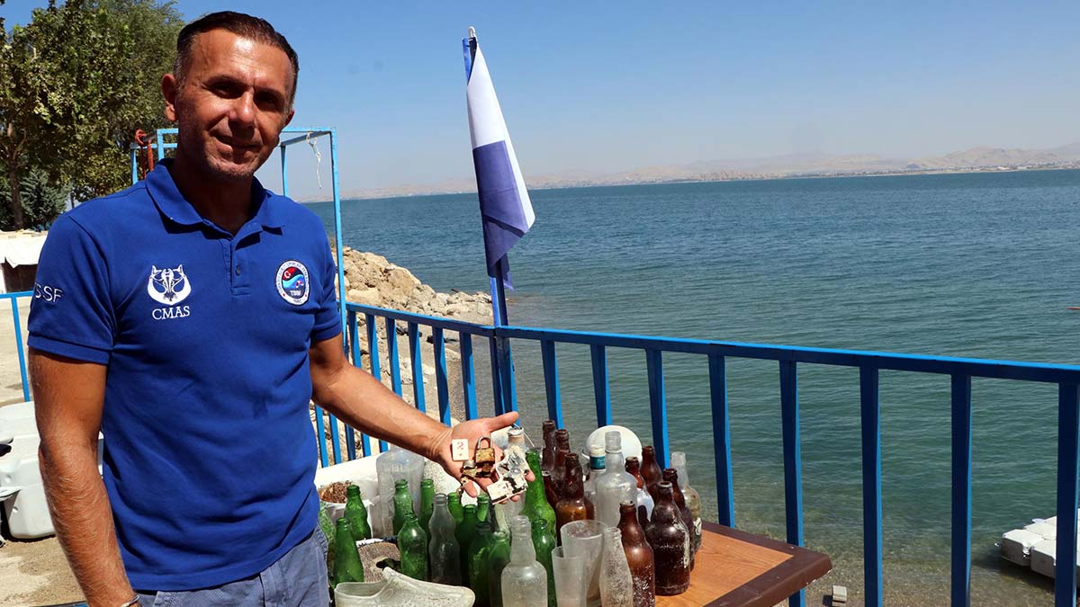 Dalış eğitmeni Kadir, 9 yılda 2 ton çöp çıkardı