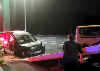 Dur ihtarına uymayan sürücü iki polise çarptı