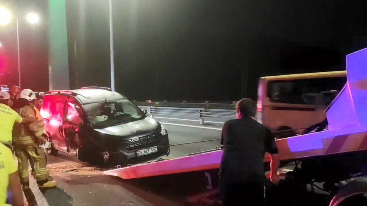 Dur ihtarına uymayan sürücü iki polise çarptı