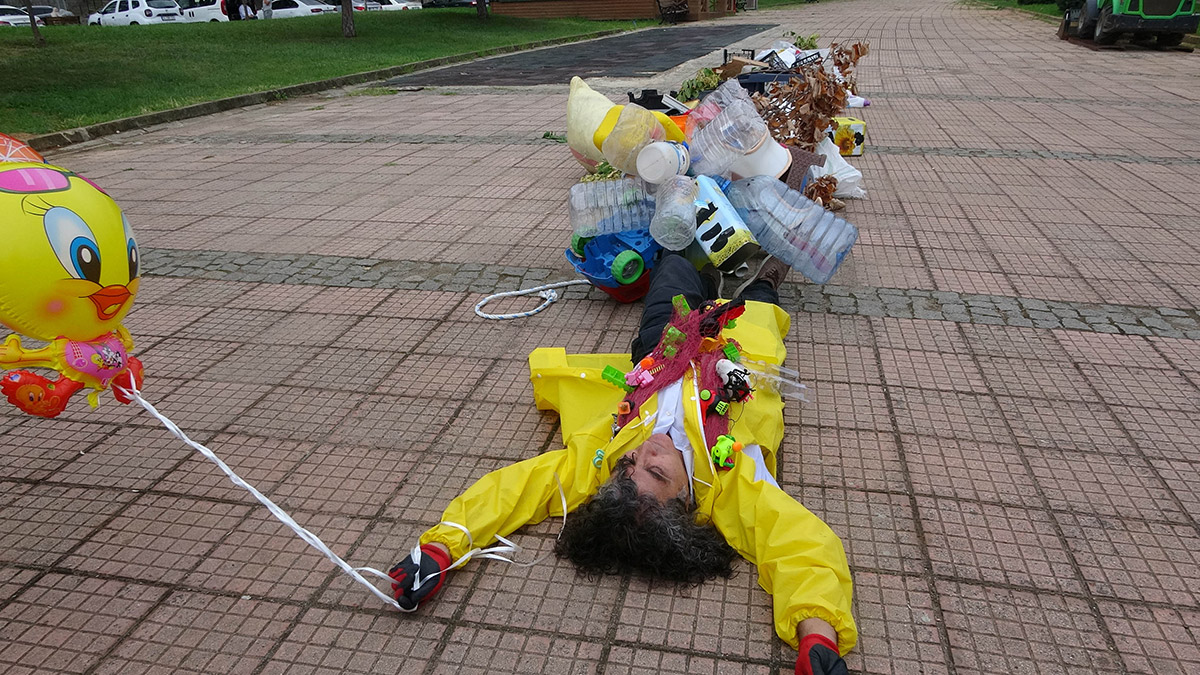 Duyarlı dekan, halata bağlı atıklarla yürüdü