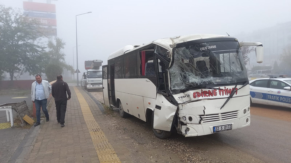 Edirne'de servis midibüsü kazası: 20 yaralı