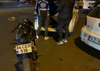 Eliyle plakayı kapatan motosikletliye ceza