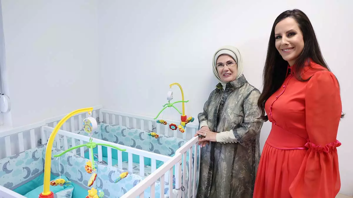 Emine erdogan zvecanska annelik merkezini gezdi 1 - dış haberler - haberton