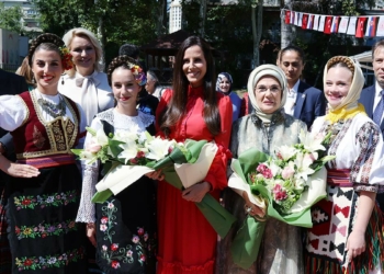Emine Erdoğan Zveçanska Annelik Merkezi'ni gezdi