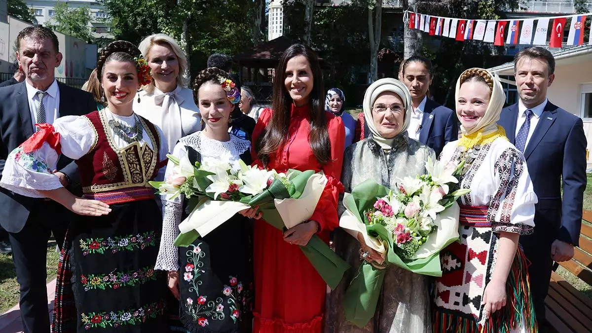 Emine erdoğan zveçanska annelik merkezi'ni gezdi