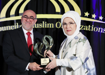 Emine Erdoğan'a 'Topluma Katkı Ödülü' verildi