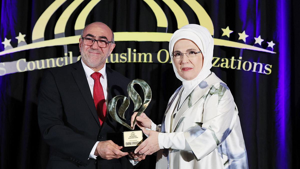 Emine Erdoğan'a 'Topluma Katkı Ödülü' verildi