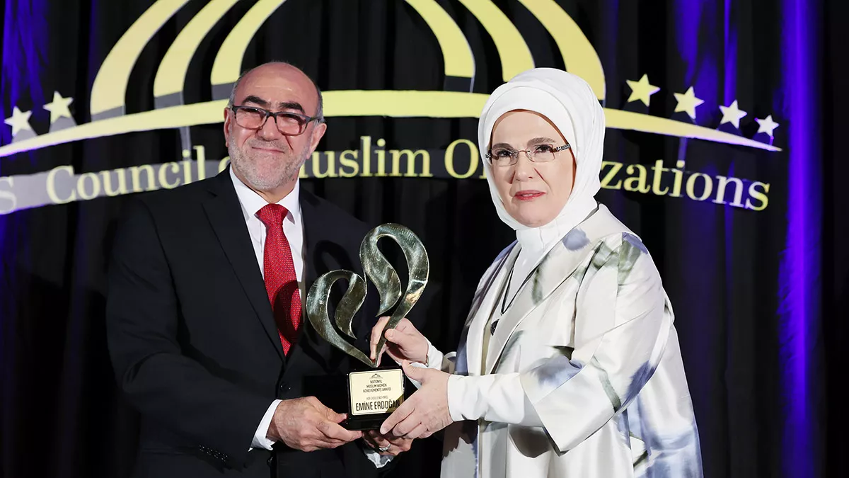 Emine erdoğan'a 'topluma katkı ödülü' verildi