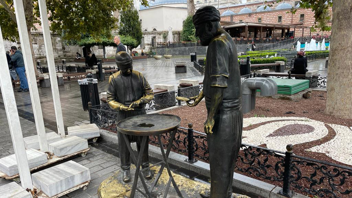Eminönü'nde simitçi heykelinin simitleri çalındı