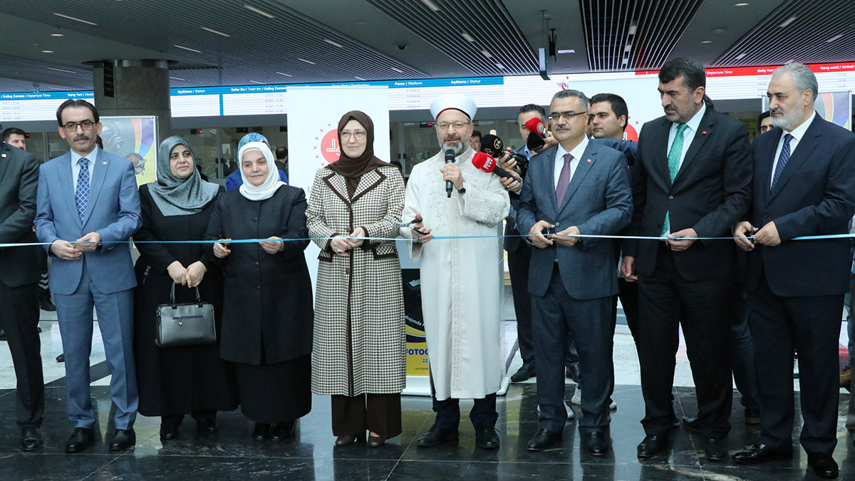 Erbaş, 'Kadrajımda Ayet Var' sergisini açtı