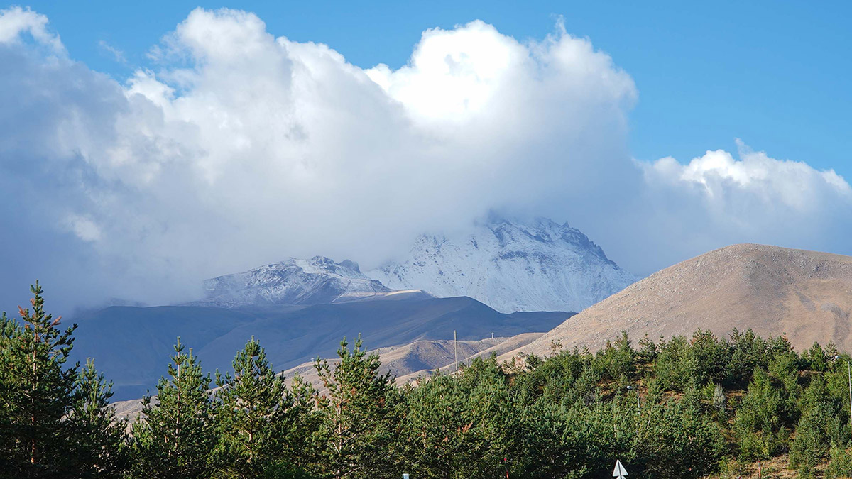 Erciyes'e mevsimin ilk karı yağdı