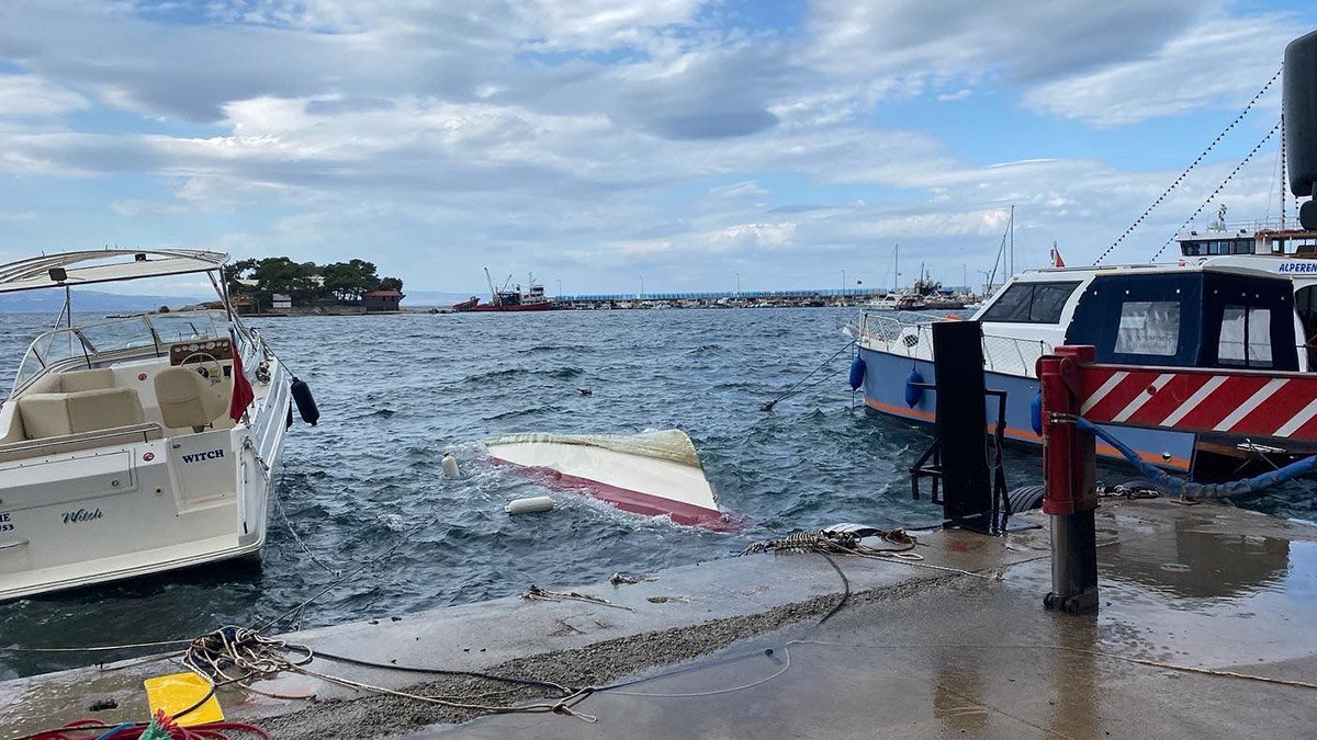 Erdek'te lodos etkili oldu; tekne battı