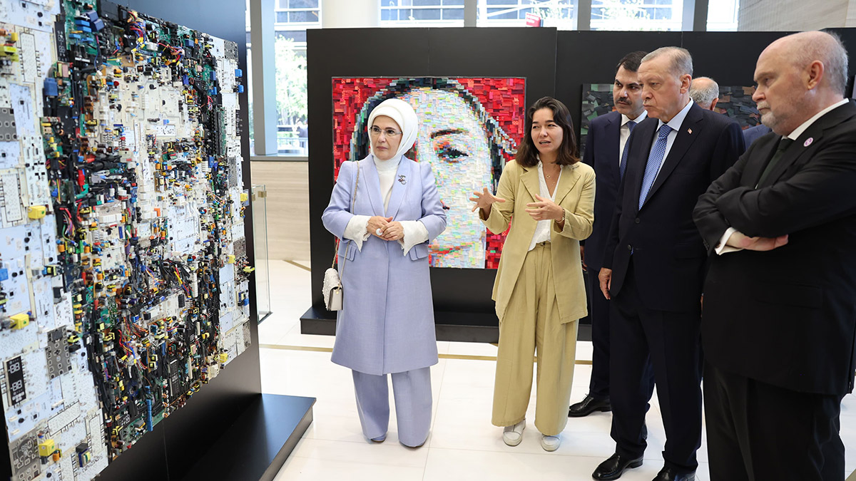 Erdoğan, Türkevi'nde açılan atık sergisini gezdi