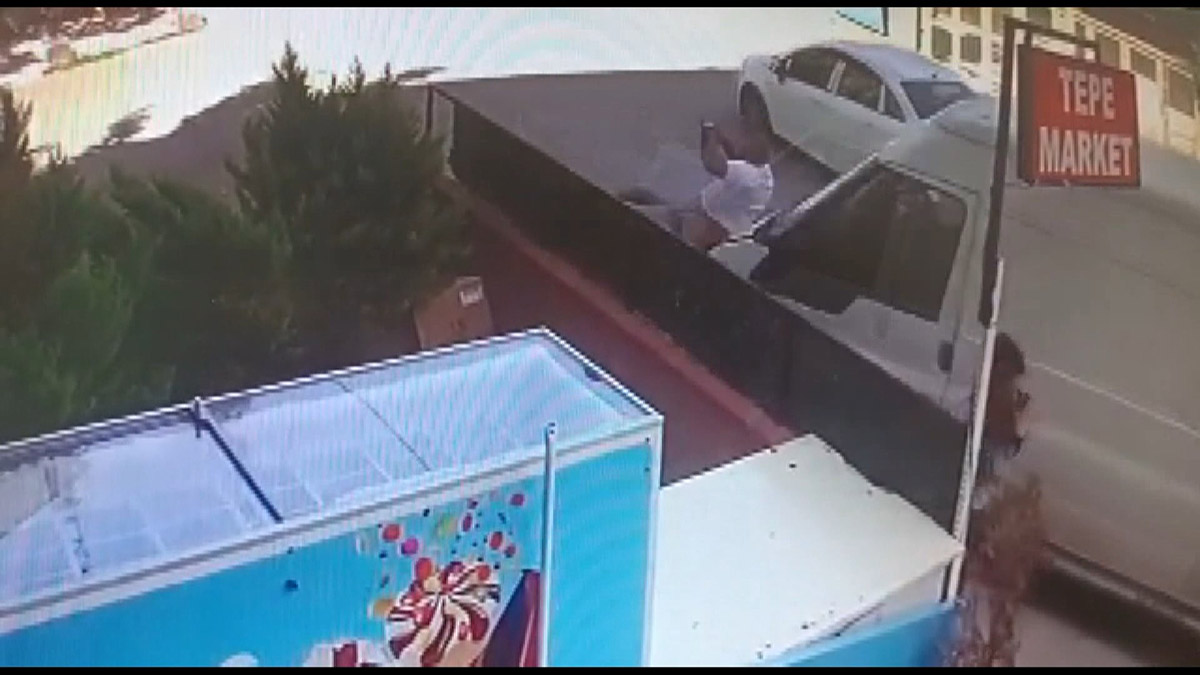 Eşini taciz eden kişiyi minibüsle ezmeye çalıştı 