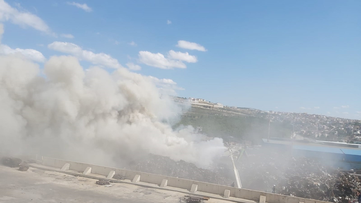 Fabrikanın hurda deposunda yangın