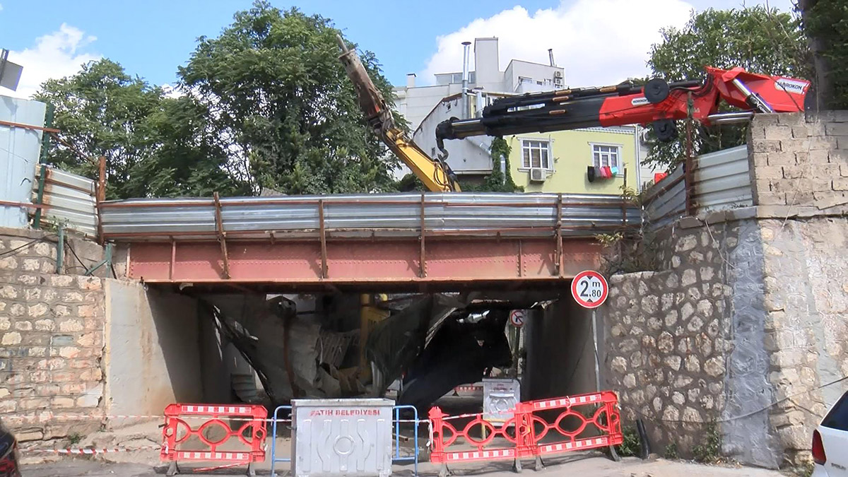 Fatih'te devrilen iş makinesi alt geçide düştü