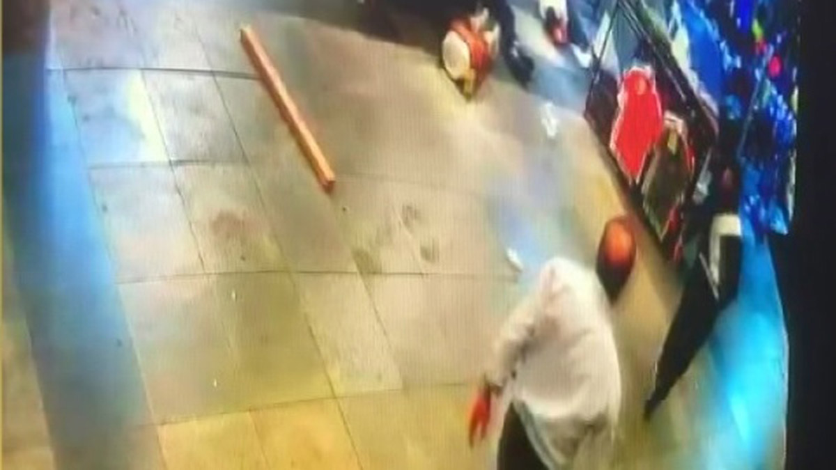 Fatih'te dükkan devri kavgası kamerada