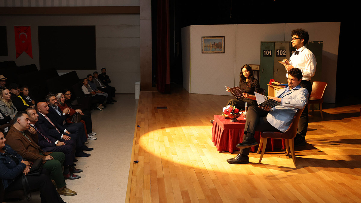 Genç Tiyatro Atölyesi öğrencileri sahne aldı