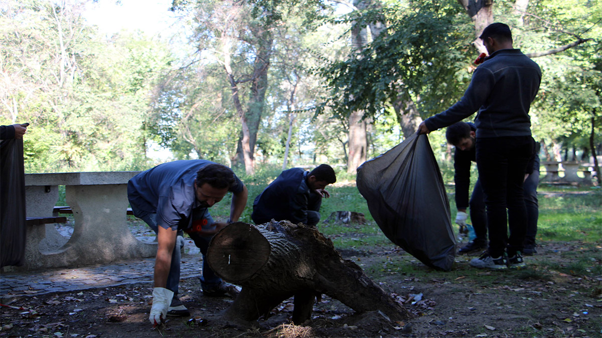 Gençlerden Edirne'de çevre temizliği
