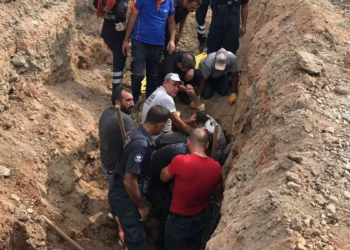 Göçükte toprak altında kalan işçi kurtarıldı