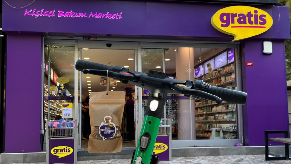 Gratis ve Martı'dan sokak hayvanlarına mama