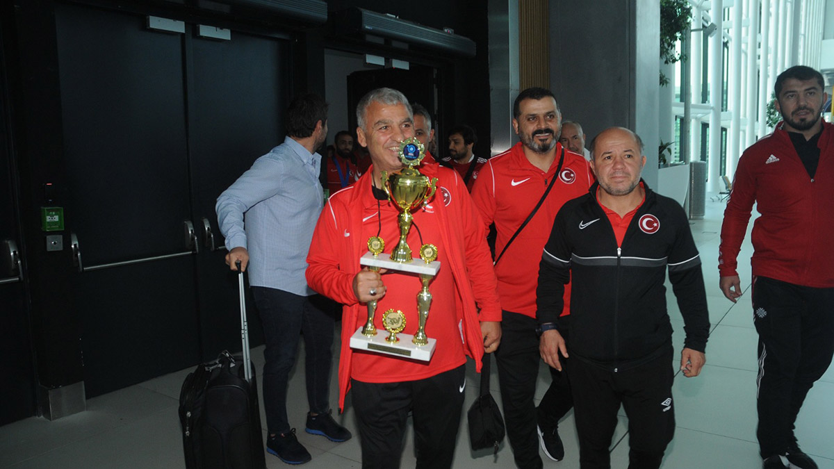 Grekoromen Güreş Milli Takımı, yurda döndü